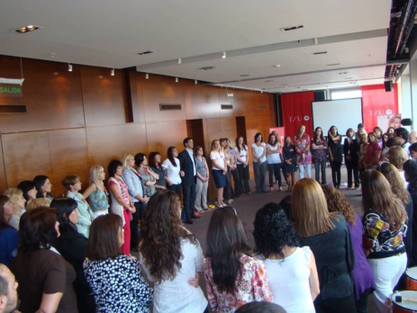 Colaboradores de una empresa participando en dinámicas de trabajo en equipo con tambores y percusión en Buenos Aires.