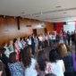 Colaboradores de una empresa participando en dinámicas de trabajo en equipo con tambores y percusión en Buenos Aires.