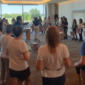 Facilitador guiando un círculo de percusión dinámico con participantes de una empresa en Buenos Aires.