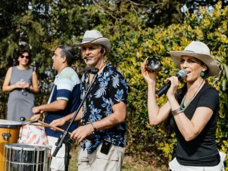 Empleados y líderes colaborando en una dinámica musical de team building para empresas en Buenos Aires.
