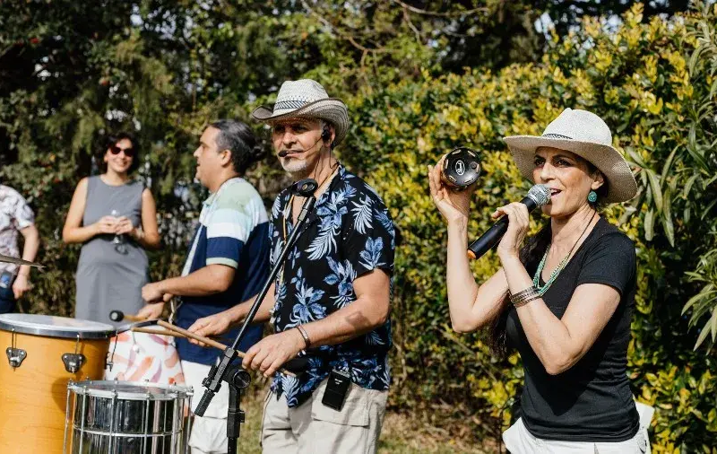Empleados y líderes colaborando en una dinámica musical de team building para empresas en Buenos Aires.