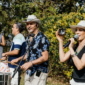 Empleados y líderes colaborando en una dinámica musical de team building para empresas en Buenos Aires.
