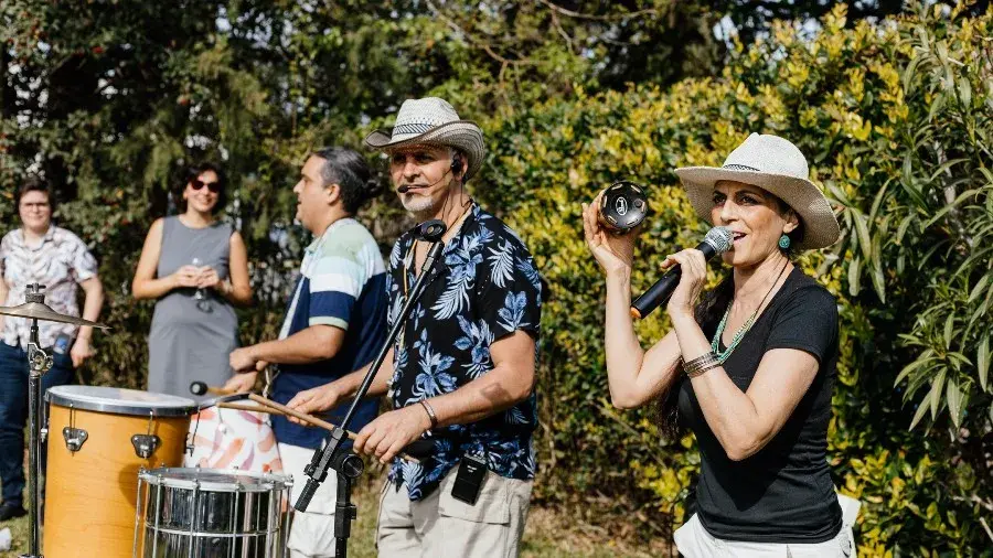 Empleados y líderes colaborando en una dinámica musical de team building para empresas en Buenos Aires.