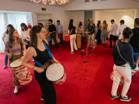 Grupo de colaboradores disfrutando y tocando instrumentos en uno de nuestros eventos corporativos con percusión en Buenos Aires.