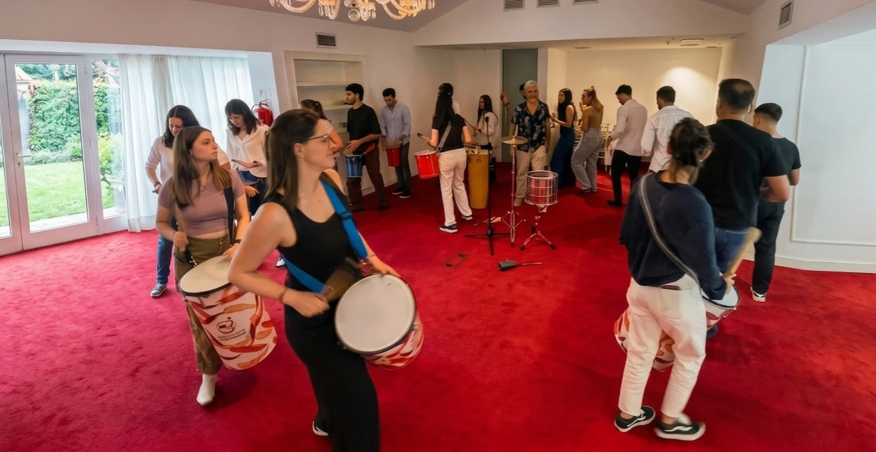 Grupo de colaboradores disfrutando y tocando instrumentos en uno de nuestros eventos corporativos con percusión en Buenos Aires.
