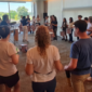 Empleados de una empresa participando activamente en dinámicas y actividades en equipo con instrumentos de percusión en Buenos Aires.