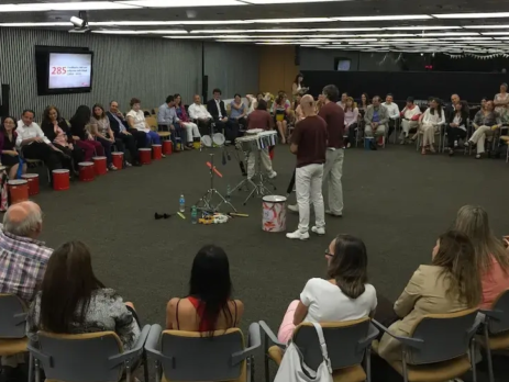 Participantes de una empresa disfrutando juntos de dinámicas rítmicas como parte de las actividades para eventos corporativos en Buenos Aires.