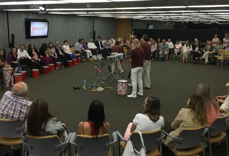 Participantes de una empresa disfrutando juntos de dinámicas rítmicas como parte de las actividades para eventos corporativos en Buenos Aires.