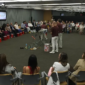 Participantes de una empresa disfrutando juntos de dinámicas rítmicas como parte de las actividades para eventos corporativos en Buenos Aires.