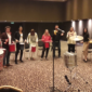 Grupo de personas participando en una dinámica de percusión, una de las mejores ideas para eventos corporativos en Buenos Aires.