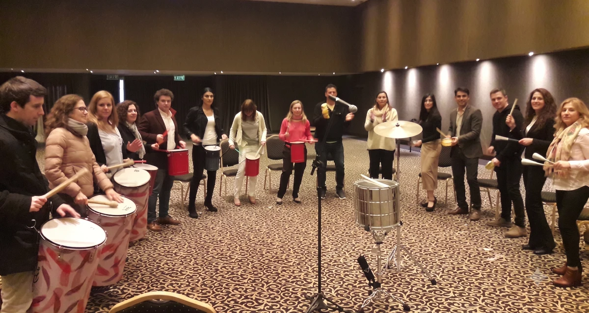 Grupo de personas participando en una dinámica de percusión, una de las mejores ideas para eventos corporativos en Buenos Aires.