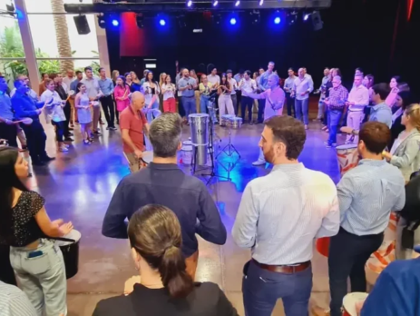 Grupo de colaboradores participando activamente de una jornada de Team Building en Buenos Aires con Círculo de Tambores.