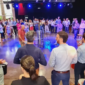 Grupo de colaboradores participando activamente de una jornada de Team Building en Buenos Aires con Círculo de Tambores.