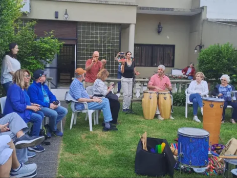 Fabián Tejada y el ensamble de Kamaruko Percusión agradeciendo al público tras una vibrante experiencia de música en vivo y team building en Pista Urbana.