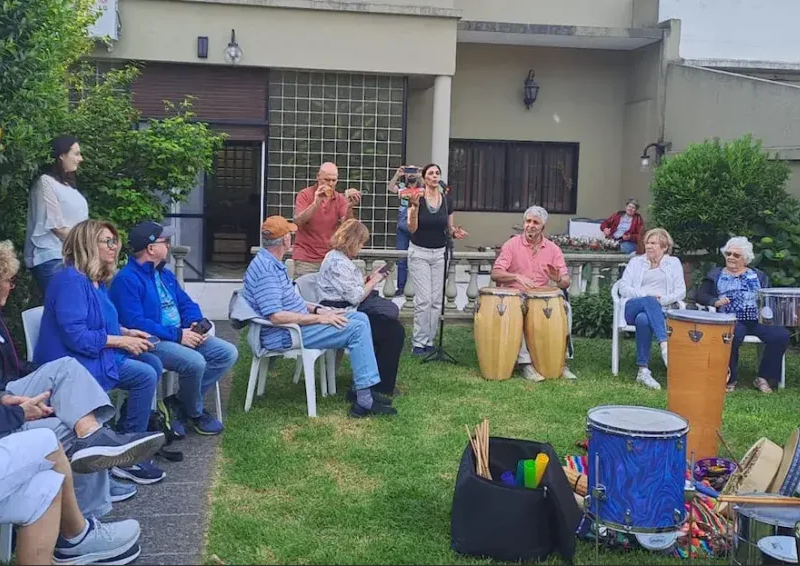 Fabián Tejada y el ensamble de Kamaruko Percusión agradeciendo al público tras una vibrante experiencia de música en vivo y team building en Pista Urbana.
