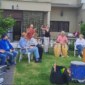 Fabián Tejada y el ensamble de Kamaruko Percusión agradeciendo al público tras una vibrante experiencia de música en vivo y team building en Pista Urbana.