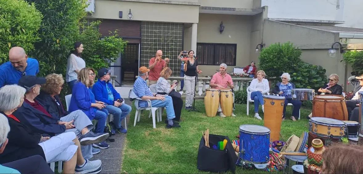 Fabián Tejada y el ensamble de Kamaruko Percusión agradeciendo al público tras una vibrante experiencia de música en vivo y team building en Pista Urbana.