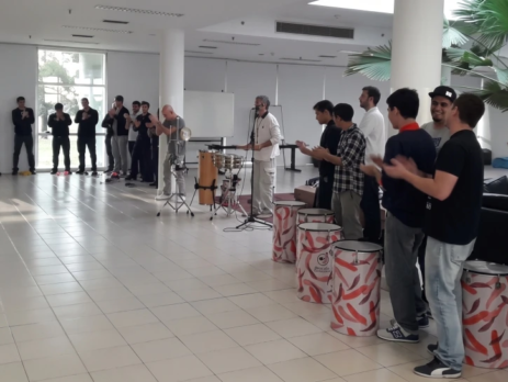 Fabián Tejada liderando un recital didáctico participativo de Mundo Tambor para eventos de fin de año para empresas en Buenos Aires.