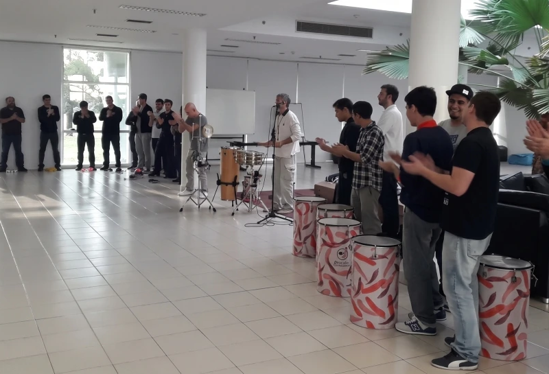 Fabián Tejada liderando un recital didáctico participativo de Mundo Tambor para eventos de fin de año para empresas en Buenos Aires.