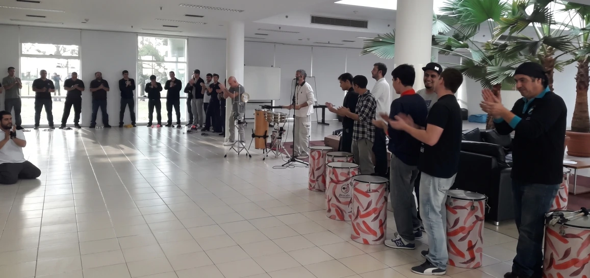 Fabián Tejada liderando un recital didáctico participativo de Mundo Tambor para eventos de fin de año para empresas en Buenos Aires.